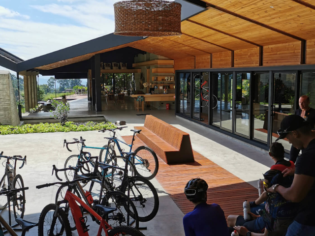 Relaxation and gathering space for cyclists