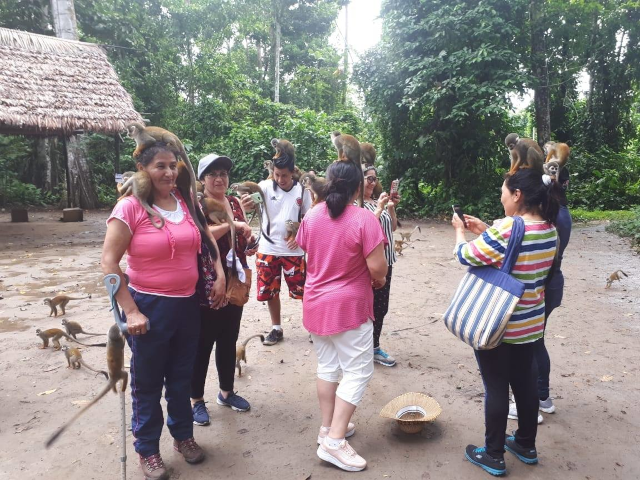 Visitantes explorando la Isla de los Micos en el Amazonas colombiano.