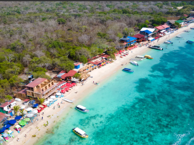 Vista aérea de las Islas del Rosario con playas de arena blanca y aguas cristalinas del Caribe.