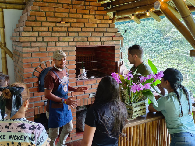 Guía explicando la experiencia de Rodizio en medio de la naturaleza.
